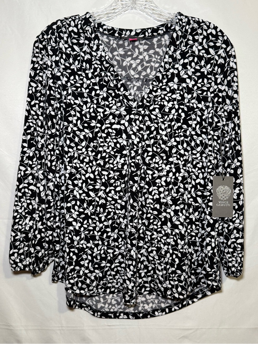 Vince Camuto Women's S Blfffack/White Floral Knit V-Neck Balloon Sleeve Top
NWT